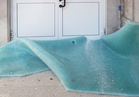 
Hier wurden die Normen nicht eingehalten: Eine abgestürzte Überkopfverglasung aus VSG, die nach Bruch über keine ausreichende Standsicherheit mehr verfügte.
