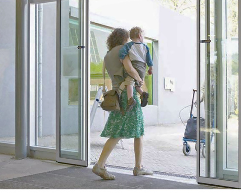 



Automatische Türen nach den Universal Design-Prinzipien erleichtern die Nutzung im öffentlichen und privaten Raum. 
