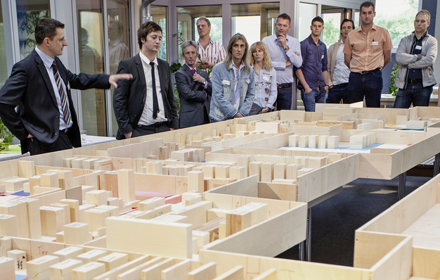 
Im Vordergrund das Modell der neuen Höhbauer-Produktion im Maßstab 1:20 (Christoph Höhbauer mit uni-schwarzer Krawatte)
