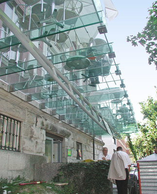 
Herausforderung für Planer und Verarbeiter: Statisch tragende Überkopfverglasungen, hier noch begehbar, erfordern eine sehr sorgfältige Planung und Umsetzung.
