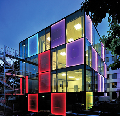 
Abb. 1: Große Glasflächen nutzen auch bei Plusenergiehäusern die Solarenergie. Der Energiewürfel der Stadtwerke Konstanz ist eines der ersten Plusenergie-Gebäude Deutschlands mit gewerblicher Nutzung.
