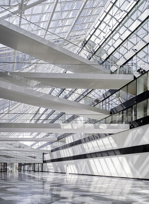 
Diese 1500 m2 nach Süden ausgerichtete Dachglasfläche des Atriums musste mit einem effektiven Sonnenschutz ausgestattet werden.
