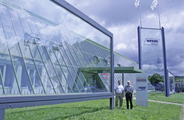 
Die Geschäftsführer Matthias Zander und Dietmar Henze vor der Fertigungshalle in Hörden am Harz. Links im Bild die 18 m lange, weltweit größte 3-fach-ISO-Einheit.
