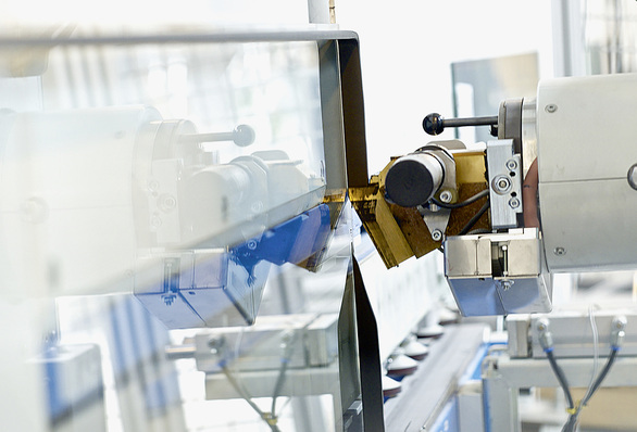 



Der Spacer-Applikator der ISO-Linie trägt den auf 140°C erwärmten Dichtstoff in einem einzigen Zug auf das Glas auf. Für den sauberen Abschluss wird der Stoß der Dichtstoffbahn jeweils angeschrägt. 
