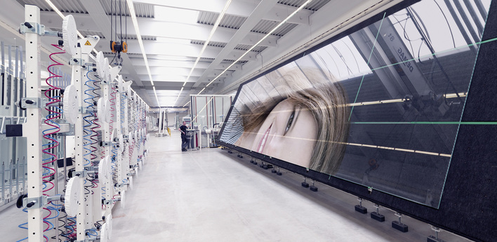 
Größer geht nicht: Bei der sedak in Gersthofen steht der größte Flachbettdrucker der Welt. Hierbei handelt es sich um einen Digitaldrucker für keramische Farben.



