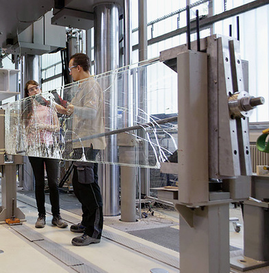 
An der TU Dresden wurden die bewehrten Glasträger bis zum Bruch belastet.
