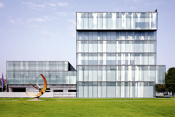 



Scheiben mit Metalleinlage verleihen der Fassade einen besonderen Effekt: Je nach Lichteinfall und Blickwinkel entsteht für den Betrachter des Würth Hauses in Rorschach ein variantenreiches Farbspiel. 
