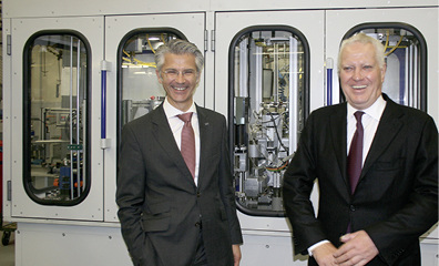 
Geschäftsführer Thomas P. Wagner (l.) und Inhaber Karl-Rudolf Mankel freuen sich über die guten Konzernergebnisse. 



