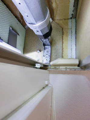 
Weil der Rollladenkasten falsch herum ins Mauerwerk eingebaut wurde, hat der Montagebetriebe mal eben Hand angelegt. Seine ernstgemeinte Aussage beim Ortstermin: Das entspricht alles den Vorschriften und basta!



