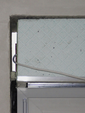 



Bei diesem Bauvorhaben meinte der Montagebetrieb alles richtig gemacht zu haben und vor allem, dass der RAL-Leitfaden nur für den Einbau und das Abdichten der Fenster gelte, nicht für den Rollladenkasten.
