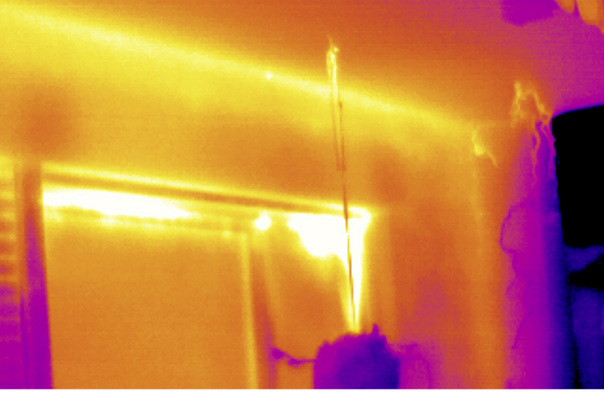 



Leuchtende Farben sind in der Regel kein gutes Zeichen. Um reelle Ergebnisse bei einer Messung zu erzielen, sollten in jedem Fall Innen- und Außenaufnahmen der betroffenen Stellen (Vorgaben DIN EN 13187) gemacht werden.
