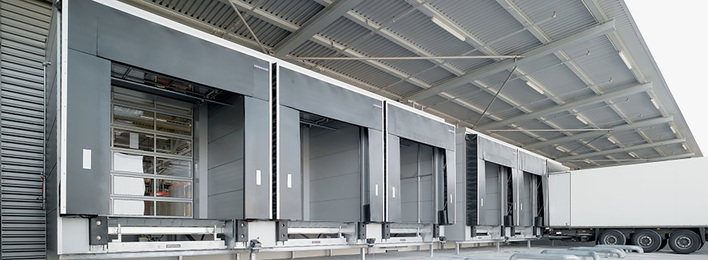 



Im Industrie-, Speditions- oder Kühlhausbereich spielt das Thema Energieeffizienz bereits eine deutliche Rolle, wenn es darum geht den Austausch von warmer und kalter Luft zu reduzieren. Thermisch getrennte Profile und zusätzliche Dichtungen sind da neben der Torsteuerung nur einige der Punkte die gefragt sind. 
