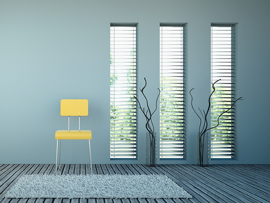 
Die Kunst der Lichtlenkung soll durch die stufenlos verstellbaren Raffstore-Lamellen erreicht werden und den natürlichen Lichteinfall ganz flexibel regeln. Und sollte es mal ganz dunkel sein müssen ist dieses auch kein Problem.



