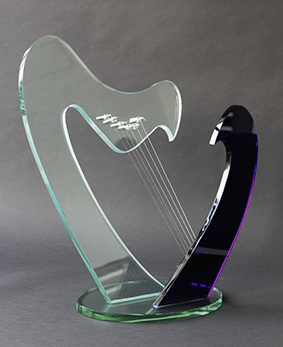 



Mit ihrer gläsernen Harfe aus Floatglas wurde Hanna Heilmann als 1. Landessiegerin und 2. Bundessiegerin ausgezeichnet. 
