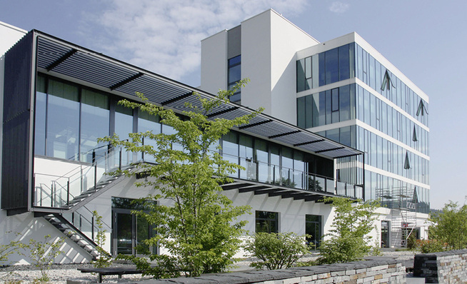 
Hier ein Objekt bei dem Sonder-Isoliergläser von Judenhofer eingesetzt sind, u.a. absturzsicheres 3-fach-ISO mit Stufen.
