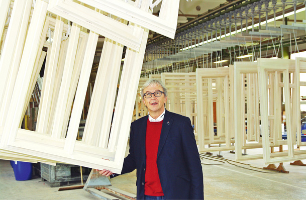 
Qualitätskriterien im Blick: Geschäftsführer Alfred Lubik beim Rundgang durch die Produktion.
