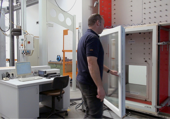 
Als Außenstelle des ift Rosenheim ist Siegenia in der Lage, Dichtigkeitsprüfungen auf einem hauseigenen Prüfstand durchzuführen. 
