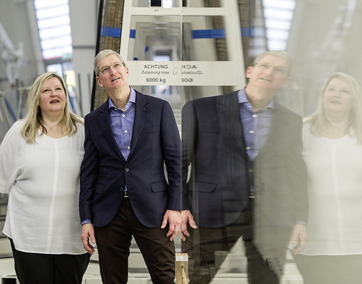 



seele-Geschäftsführerin Nelli Diller beim Rundgang mit Tim Cook von Apple. 
