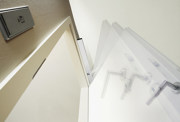 



Das Öffnen und Schließen von Fenstern und Türen gehört zu den wichtigsten Aspekten bei der barrierefreien Gebäudegestaltung. Automatische Schiebe- und Drehtürsysteme lassen sich mittels Schalter, Sensor oder Fernbedienung ansteuern.
