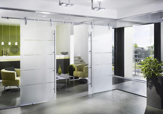 
Das Schmuckstück des Unternehmens: In der großzügig ausgestatteten Ausstellung präsentiert das Unternehmen für Verarbeiter- und Endkunden seine Produkte.
