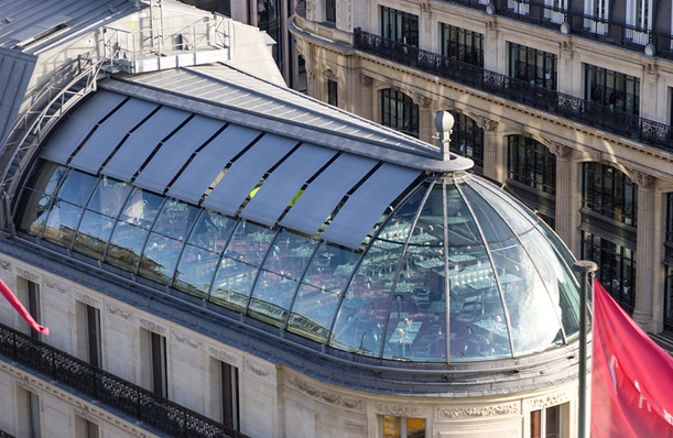



Gerade bei gebogenen Glasflächen gibt es keine oder nur wenige Alternativen zum textilen Sonnenschutz. 
