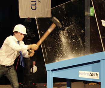 



Rolf Kochs von Vetrotech Saint-Gobain demonstrierte die extreme Widerstandskraft von Polyguard Attack, einem neuen VSG mit Polycarbonat-Laminat.
