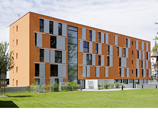 
Schiebeläden schaffen je nach Einsatzfall ein sehr simples Bedienkonzept. Gerade für den Einsatzbereich bei Wohnungsbaugesellschaften kann mit der Handbedienung eine kosteneffiziente Lösung geschaffen werden.



