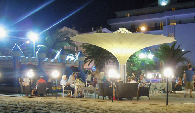 
Landläufig wegen der Kelchform als Tulpenschirme bezeichnet, spricht der Hersteller von einem Allwetter-Flächentragwerk. 



