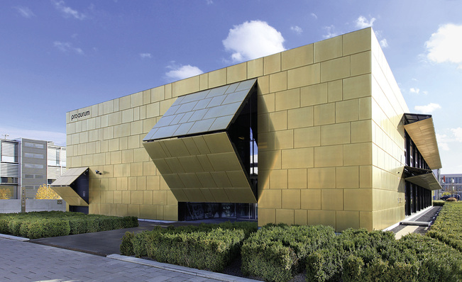 



Das Hebefalttor mit einer speziellen Anknick- und Verriegelungstechnik ermöglicht wie bei Proaurum auch bei großen Dimensionen eine flächenbündige Fassade.
