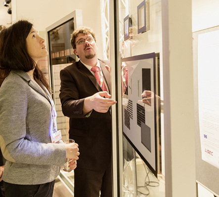 



Teilnehmer aus aller Welt informierten sich in Wels über die neuesten Entwicklungen rund um energieeffiziente Gläser für das Fenster der Zukunft.
