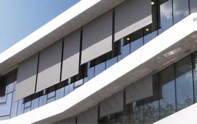 



Der Sonnenschutz muss im Form und Gestaltung dem Design der Fassade folgen und dabei trotzdem die Anforderungen der Architekten erfüllen.
