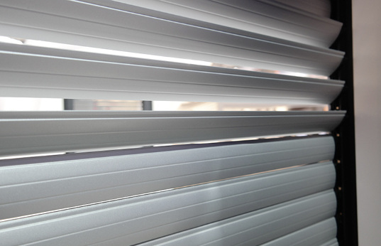 



Mit dem unterhalb des Kastens angebrachten Magneten wird jede Lamelle einzeln angesteuert. So können die Lamellen durchgehend auf Öffnung gestellt werden oder auch nur beliebige Lamellen geöffnet und damit individuelle Tageslichtszenarien erstellt werden.
