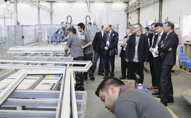 
Die einen schauen, die anderen schaffen: Teilneher des Innovationstages konnten die Fertigung bei BL Fenster genau unter die Lupe nehmen.
