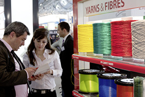 



Der Bereich der Fasern und Garne ist nur ein kleiner Ausschnitt der Fachmesse Techtextil. Auch Markisenstoffe und andere technische Gewebe werden hier ausgestellt. 
