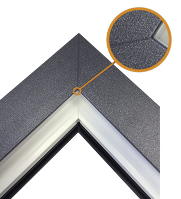 
Bei dem Verschweißen der Ecken bildet sich entgegen der altbekannten und allgemein eingesetzten Schweißtechnik keine Schweißraupe mehr auf den Sichtflächen.
