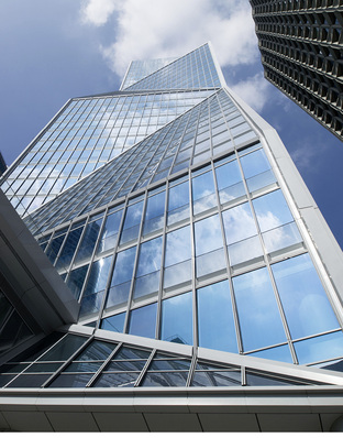 



Das in der Fassade des Turmes eingesetzte Sonnenschutzglas Silverstar Combi Neutral 51/26 von Glas Trösch schimmert aus jedem Betrachtungswinkel in gleichmäßigen Blautönen und reflektiert die jeweilige Himmelsfarbe.
