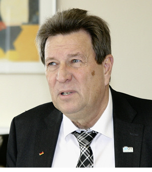 



VFF-Geschäftsführer Ulrich Tschorn bei der Pressekonferenz am Ende März. 

