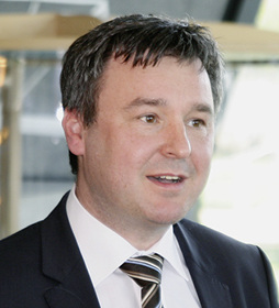 



„Entscheidend für den Aufwärtstrend ist auch die enge Kundenbindung“, betont Dominik Mryczko, Geschäftsführer von Oknoplast Deutschland und Gesamtvertriebsleiter der Oknoplast Gruppe in Europa.
