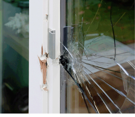 
Nach einem Einbruch investieren die Bewohner meist unverhältnismäßig hohe Beträge in ihre Sicherheit. Fest steht jedoch, dass jede Maßnahme das vorangegangene Ereignis nicht ausbügeln kann. 
