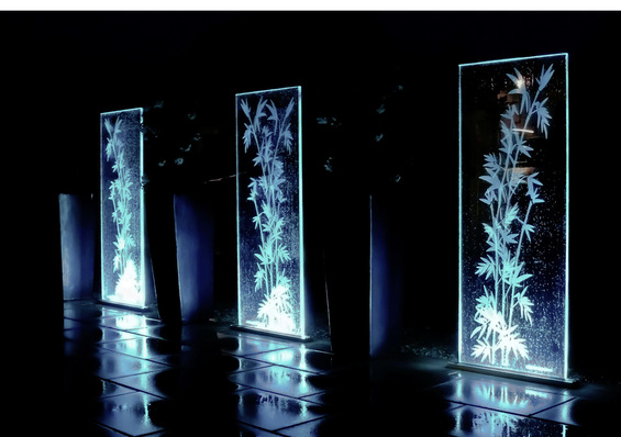 
Gelaserte Designgläser entfalten ihre Kraft am besten, wenn sie noch beleuchtet werden. 
