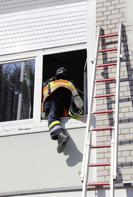 



Um den zweiten Rettungsweg nachzuweisen, muss dieser mit Rettungsgeräten der Feuerwehr erreichbar sein. Dabei muss die Feuerwehr über die hierfür erforderlichen Rettungsgeräte verfügen und darf bei Sonderbauten wegen der Personenrettung keine Bedenken haben.
