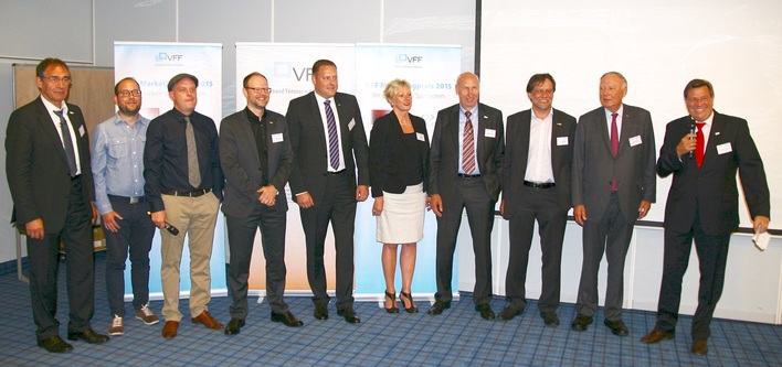 "In Bremen stand auch die Prämierung des Marketingpreises an. Diesmal ging es um den besten Image- oder Produktfilm. Nominiert wurden heroal, hilzinger, Roma, Somfy, Sälzer und die Jury hat sich übereinstimmend auf den Film "Nur ein Fenster" vom hilzinger geeinigt. Hier werde auf wunderbare Weise pure Emotion im Fensterthema transportiert, so ein Jurymitglied."