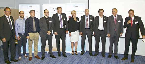 



In Bremen stand die Prämierung des Marketingpreises an. Diesmal ging es um den besten Image- oder Produktfilm. Nominiert wurden heroal, hilzinger, Roma, Somfy, Sälzer. Die Jury hat sich übereinstimmend auf den Film „Nur ein Fenster” vom hilzinger geeinigt. Hier werde auf wunderbare Weise pure Emotion im Fensterthema transportiert, so ein Jurymitglied. 
