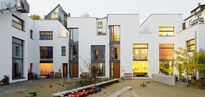 



Die Fenster dienen dazu, den Komfort der Bewohner zu steigern. Sie wurden so ausgerichtet, dass ein optimaler Lichteinfall ermöglicht wird. Eingesetzt wurden Holz-Alu-Fenster in Passivhausqualität von Fensterbau Gnan. Diese zweigeschossigen Fenster des Galeriebereichs sorgen für eine hohe Transparenz und Offenheit.
