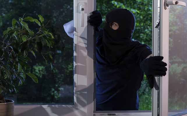 



Gehen wir von dem Einbruchsversuch in der Nacht aus, ist der Rollladen bei einer stabilen Ausführung ein zusätzliches Hindernis, kostet Zeit zum Überwinden und schützt letztlich auch das Fenster vor Beschädigung.
