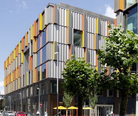 



Die Faltschiebeläden sollen dem Gebäudekomplex nach der Planung des Architekten ein charakteristisches Aussehen verleihen.
