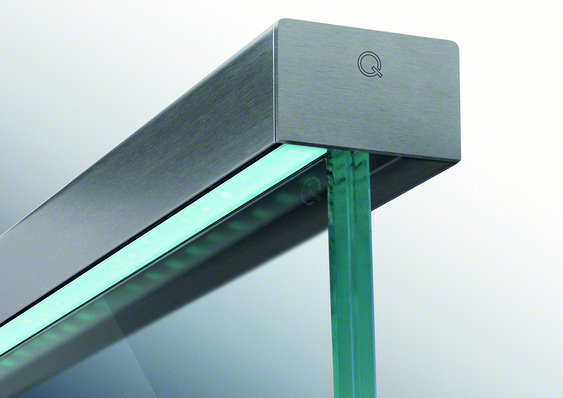 Beleuchtete Glasgeländer liegen im Trend, wie hier ein System von Q-railing.