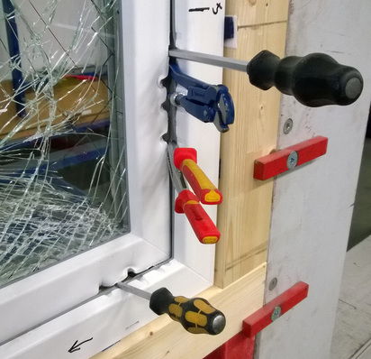 Am ift Rosenheim wurde das gesamte Produktprogramm von Inoutic/Deceuninck auf seinen einbruchhemmenden Widerstand getestet. Ausgerüstet mit den i.S.-Sicherheitsbeschlägen von Maco wurde die Systemprüfung nach EN 1627-1630 für RC 1 N, RC 2 N und RC 2 bestanden.