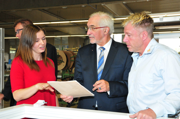 Zum Thema Teilzeitausbildung im Gespräch (v. l.): Teilzeitauszubildende Miriam Kees, Regierungspräsident Dr. Paul Beinhofer, Sven Heiler, Geschäftsführer Heiler Fenstertechnik