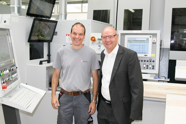 Weinig Verkaufsmanager Dieter van Dyck neben dem Anlagenbediener der Firma von Euw